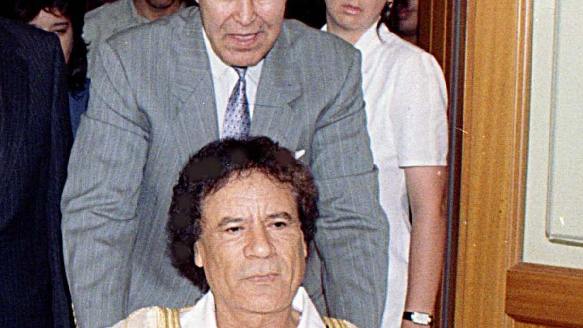 Libijski przywódca Muammar Kaddafi wykorzysta rezerwy złota, by zapewnić sobie ochronę i siać chaos - ocenił dziś w wywiadzie udzielonym włoskiemu dziennikowi "Corriere della Sera" były gubernator libijskiego banku centralnego Farhat Bengdara.