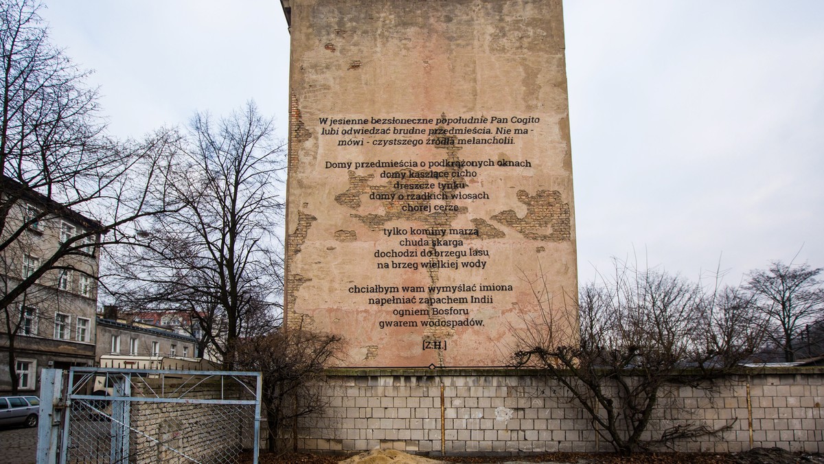 POZNAŃ POETYCKIE MURALE NA ŚCIANACH KAMIENIC (murale z poezją na ścianach kamienic)