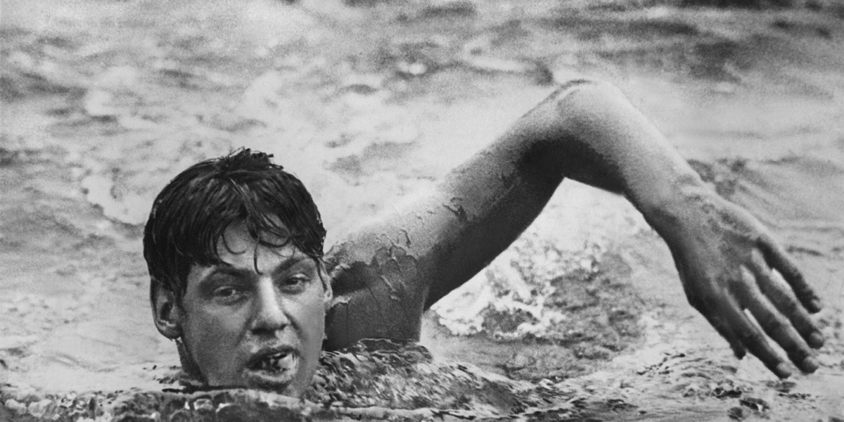 Johnny Weismueller zdobył pięć złotych medali olimpijskich w pływaniu.