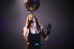 Michał Szpak wystąpił w gorsecie i spódnicy z trenem. Internauci w szoku [WIDEO]