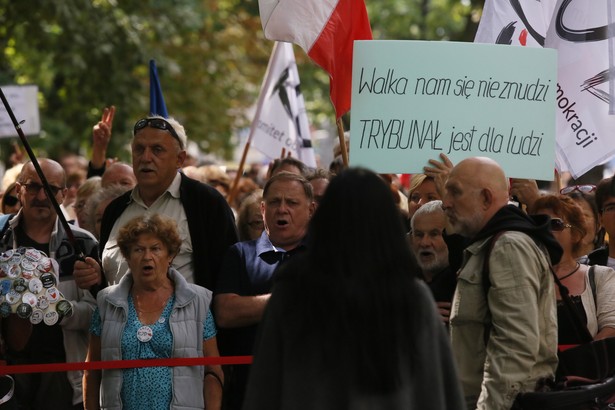 Pikieta Komitetu Obrony Demokracji przed siedzibą Trybunału Konstytucyjnego w Warszawie