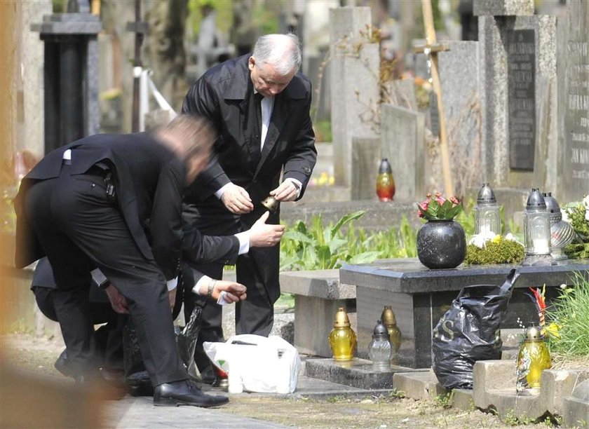 PiStolet w służbie prezesa. Broń na grobach!