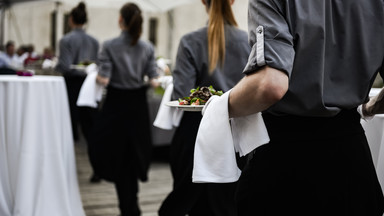 Gastroseksizm. "Kiedyś pijane klientki rozdarły kelnerowi koszulę"