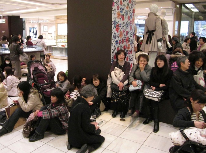 Klienci jednego z centrów handlowych w Jokohamie