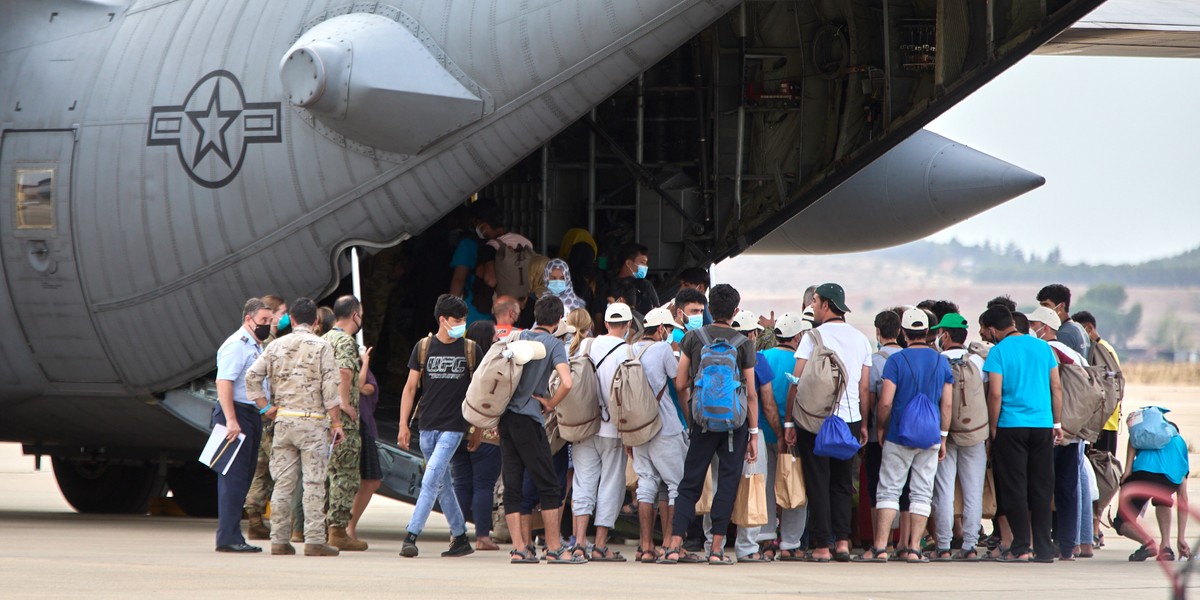 Migranci z Afganistanu transportowani do Niemiec.