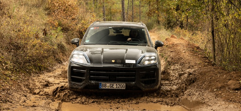 Oto Porsche Cayenne 2023. Silniki i wnętrze po nowemu