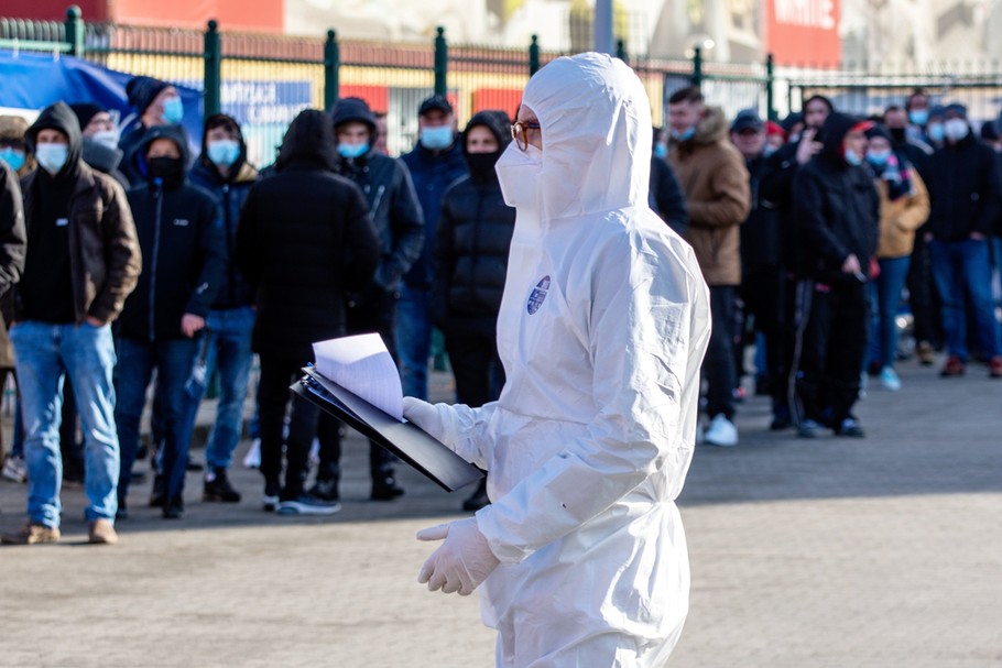 Najnowsza odsłona pandemii za Odrą bije kolejne rekordy dziennych przypadków COVID-19, standardowo przekraczając sto tysięcy potwierdzonych zakażeń dziennie