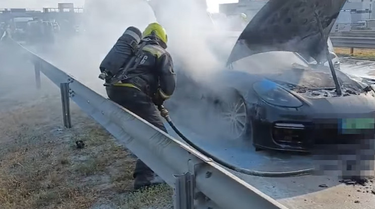 Videón, ahogy a tűzoltók visszahűtik a méregdrága sportkocsi 750 fokos akkumulátorát az M0-ás autóúton / Fotó: katasztrófavédelem