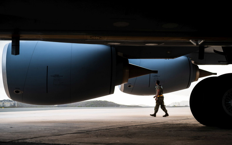 Inspekcja tankowca KC-135 Stratotanker
