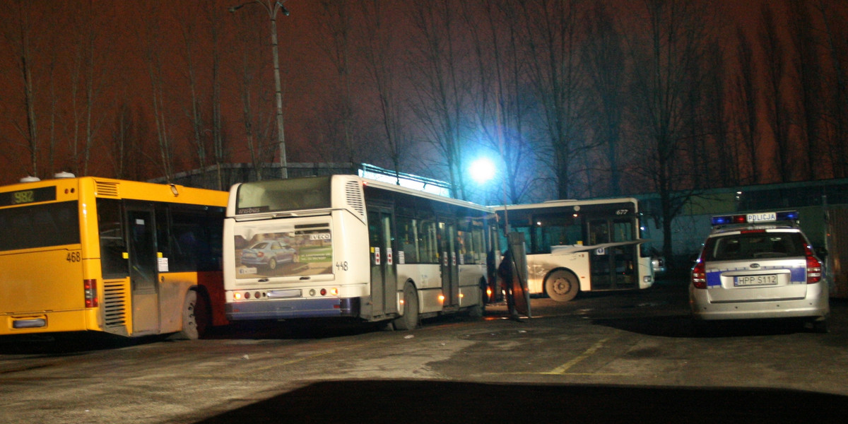 Kierowca zginął przygnieciony przez dwa autobusy