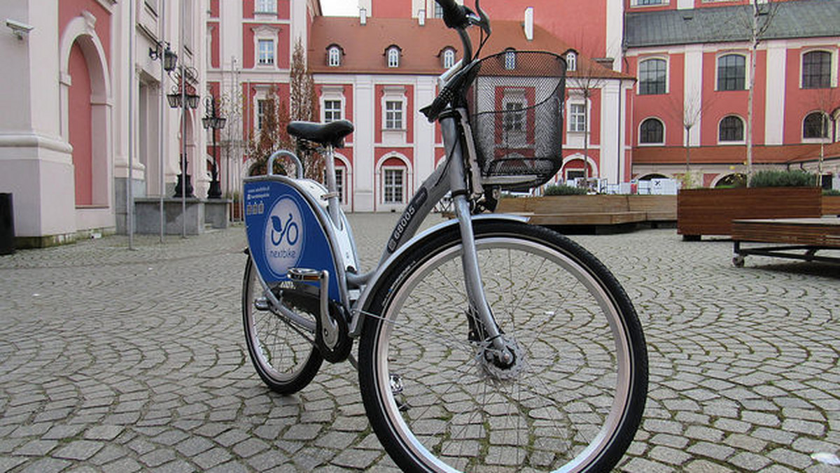 Problem z zagubionymi rowerami nie dotyczy tylko Poznania. Jak mówi Onetowi Marek Pogorzelski, rzecznik prasowy Nextbike. Podobnie jest w Łodzi, Wrocławiu oraz Warszawie. Co dzieje się z zagubionymi rowerami? Przypadki są różne. Nie brakuje osób, które przywłaszczają sobie miejskie jednoślady bądź porzucają je w rzadko uczęszczanych miejscach, przez co trudno je znaleźć. Chociaż teoretycznie operator wie, kto wypożyczył dany rower i nalicza opłatę za usługę, zdarza się, że ktoś  zabiera go ze stacji nielegalnie, na przykład wykorzystując to, że inny użytkownik odstawił rower w nieprawidłowy sposób.