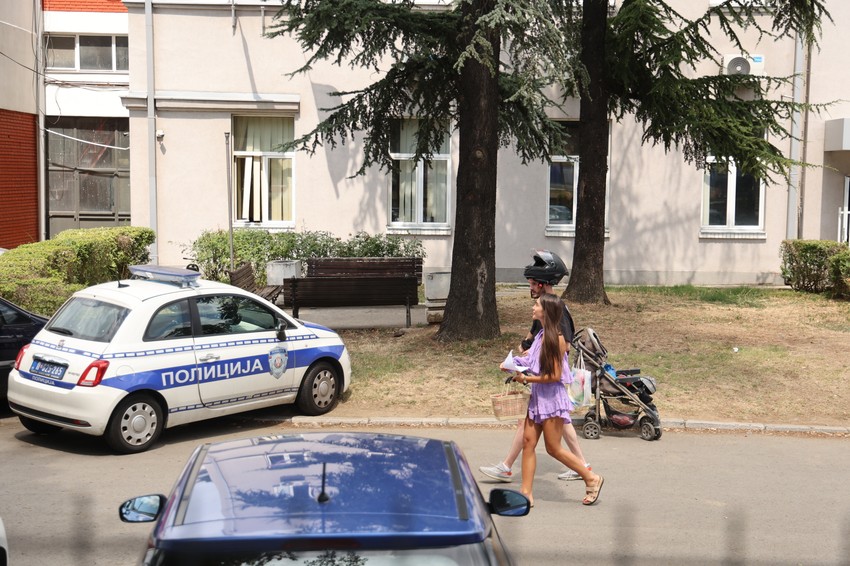 Anđela Đuričić sa nepoznatim dečkom stigla u policijsku stanicu