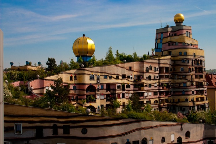 13. Darmstadt (Niemcy), PKB per capita: 161 proc. średniej w UE.
Darmstadt to miasto na prawach powiatu w Niemczech, w kraju związkowym Hesja. Darmsztadt (Ds, łac. darmstadtium) – pierwiastek chemiczny z grupy metali przejściowych w układzie okresowym został nazwany na cześć miasta. Po raz pierwszy darmsztadt uzyskano bowiem w Instytucie Badań Ciężkich Jonów w Darmstadt 9 listopada 1994 r.

Na zdjęciu: Waldspirale w Darmstadt