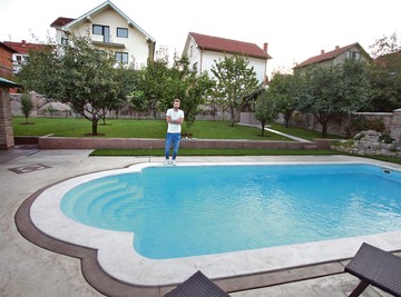 Kada se probudi, prvo pogleda svoj odraz u ogledalu! Pevač  kupio LUKS KUĆU sa bazenom daleko van Beograda, napravio poseban kutak za ikone (FOTO)