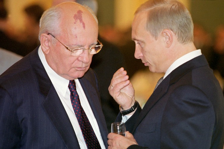 Władimir Putin, gdy udawał się na Kreml, by pracować w administracji Borysa Jelcyna, miał już za sobą współpracę z oligarchami. Przez lata doskonalił umiejętność podporządkowywania sobie najbardziej majętnych biznesmenów.