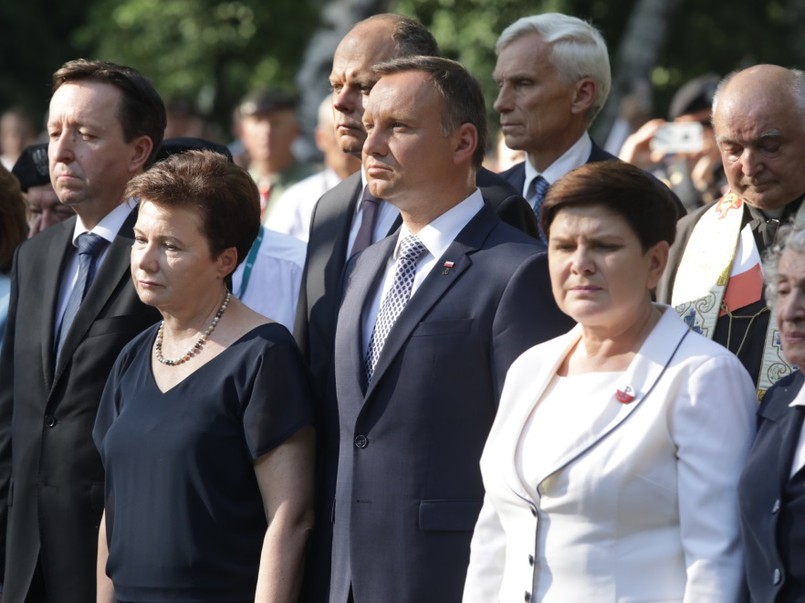 Patrząc tylko na kolory strojów obu pań, można by uznać, że to szefowa rządu lepiej dopasowała stylizację do okoliczności, ale nie!