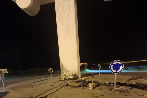 (FOTO) PRVE SLIKE STRAVIČNE TRAGEDIJE U SURČINU Muškarac izleteo sa puta, pa se zakucao u BETONSKI KRST! Poginuo na mestu