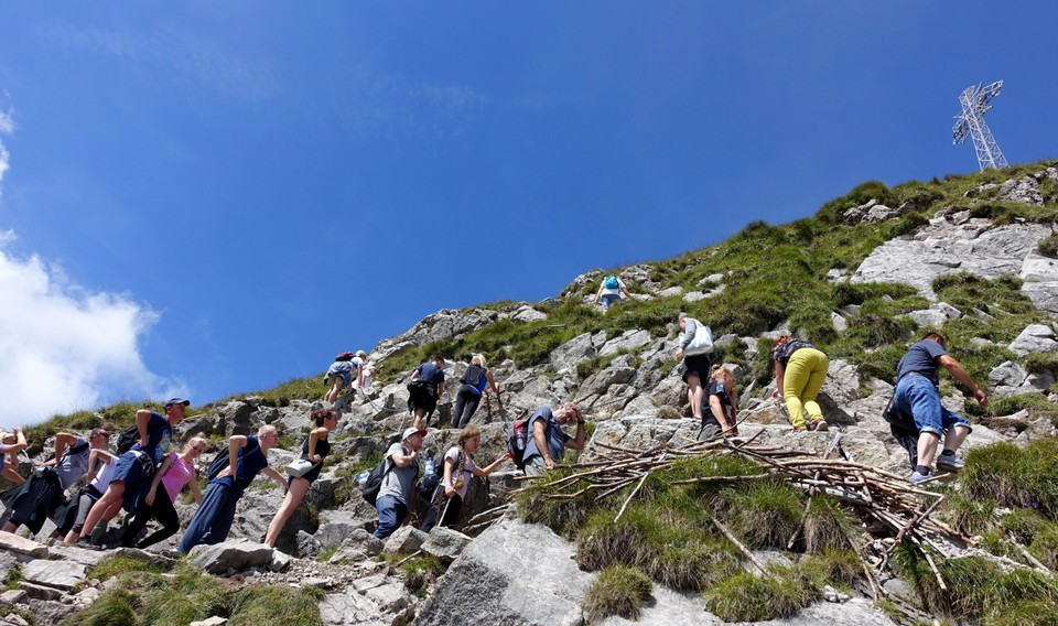 Tłumy w Tatrach. Gigantyczne kolejki na Giewont