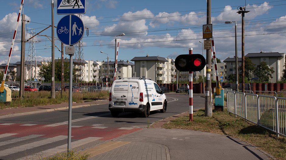 Wjazd na przejazd kolejowy na czerwonym świetle