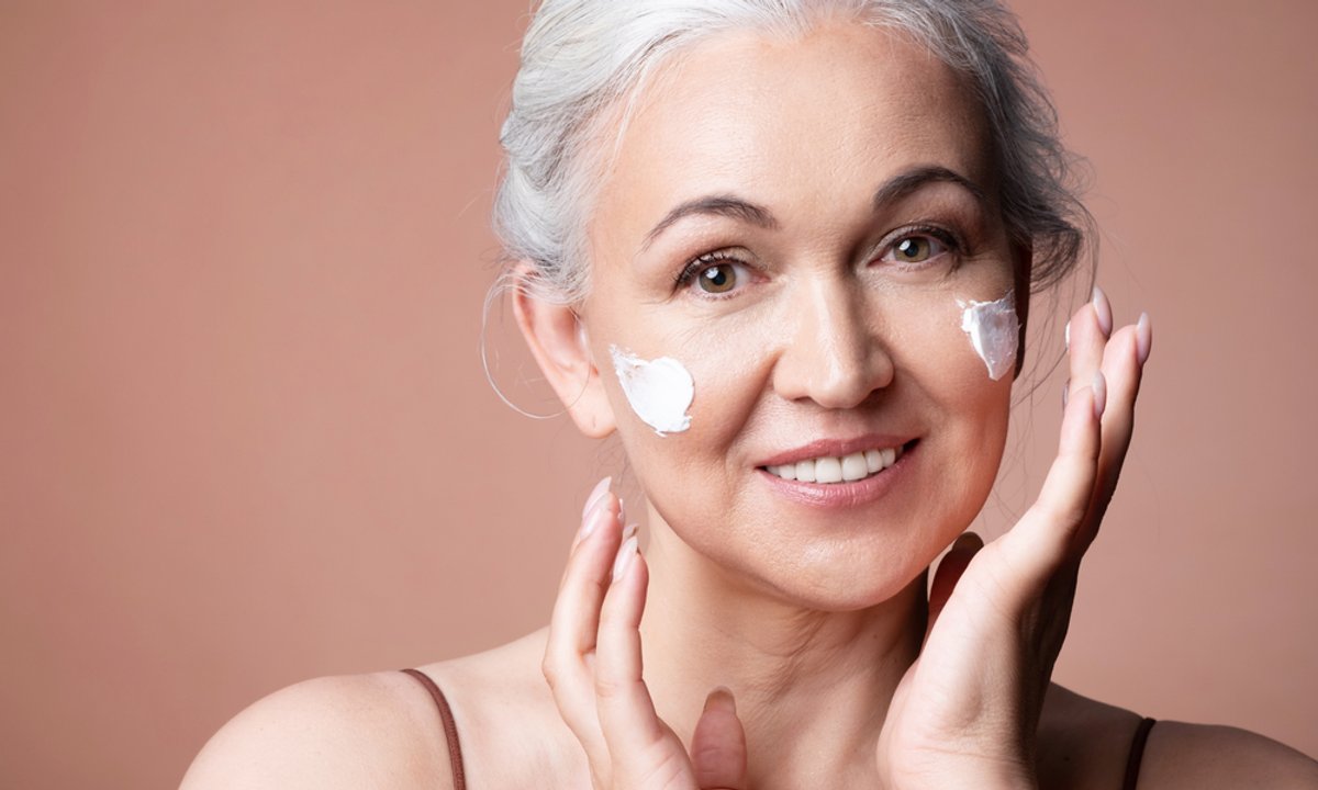 Czego żałują kobiety 55+? Ta jedna rzecz uratowałaby ich cerę