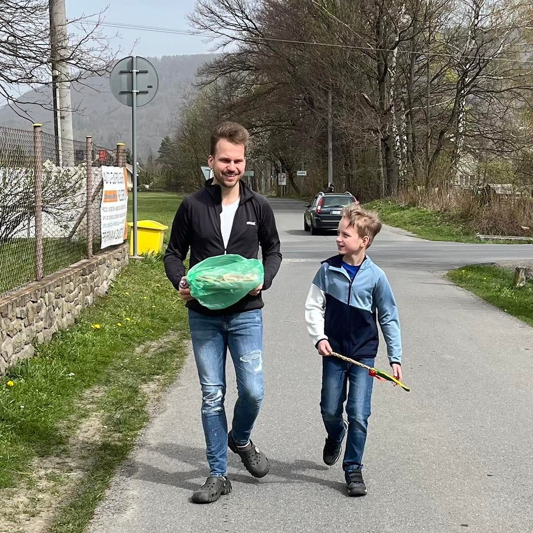 Český spevák Martin Chodúr so synom počas Veľkej noci.
