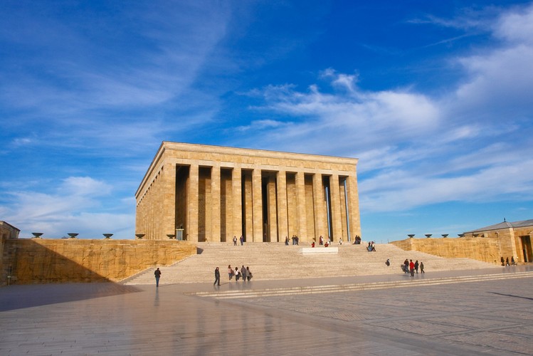 Anıtkabir – mauzoleum założyciela tureckiej Republiki, Atatürka, znajdujące się w Ankarze, Turcja. Zostało zaprojektowane przez architektów: profesora Emin Onata oraz Orhana Arda i ukończone w 1953 roku. Na terenie mauzoleum znajduje się również grób drugiego prezydenta Republiki, a jednocześnie przyjaciela Atatürka - İsmeta İnönü.
