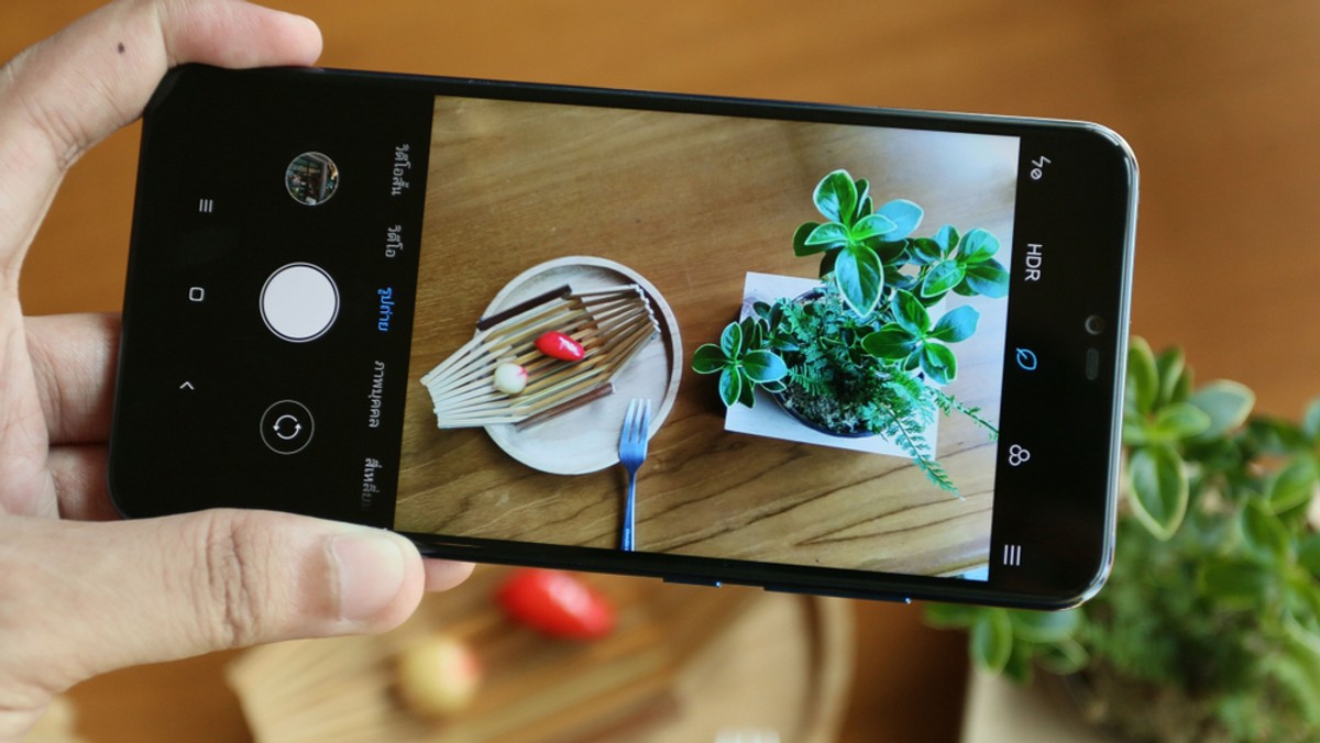 Chiński telefon = tandeta? Nic bardziej mylnego! Dobry sprzęt z państwa środka łączy funkcjonalność i specyfikację na wysokim poziomie razem z relatywnie niską ceną. Azjatyckie sprzęty działają szybko, nieraz lepiej niż flagowce, a kosztują znacznie mniej. Wybraliśmy siedem smartfonów, które miały premierę w 2018 roku i z pewnością nie należą do chłamu. Wręcz przeciwnie, to urządzenia bardzo dobrej jakości. Zobacz, wybór naszej redakcji! 