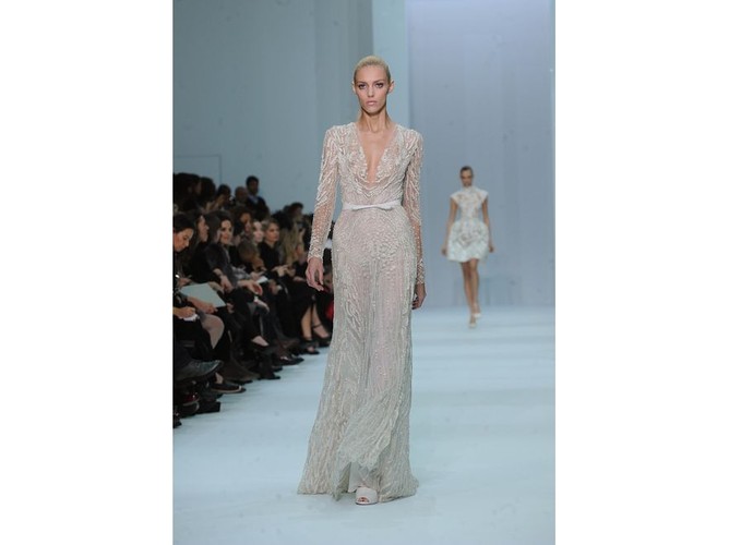 Anja Rubik na pokazie Elie Saab w ramach tygodnia mody haute couture w Paryżu