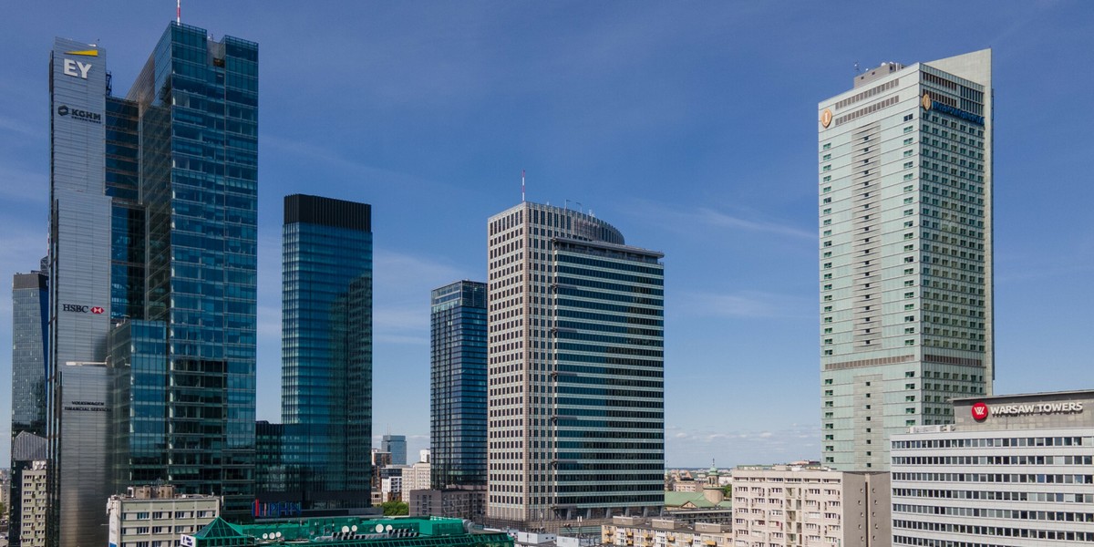 Z jednej strony dochody banków mocno rosną dzięki podwyżkom stóp procentowych, z drugiej rząd nakłada na branżę kolejne obciążenia. 