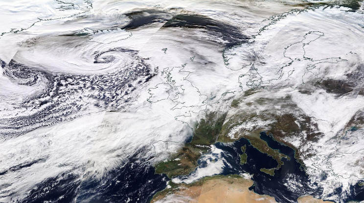 A Dennis vihar pusztít Nagy-Britanniában / Fotó: MTI EPA