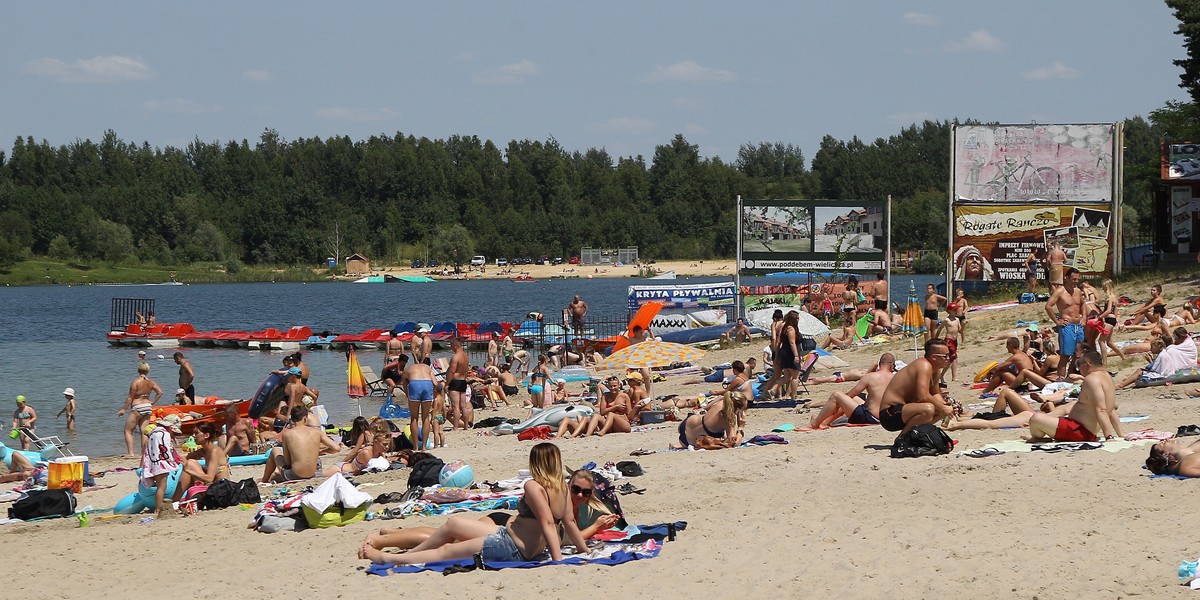 Atak nad zalewem w Kryspinowie! Pocięli plażowiczowi twarz rozbitą butelką