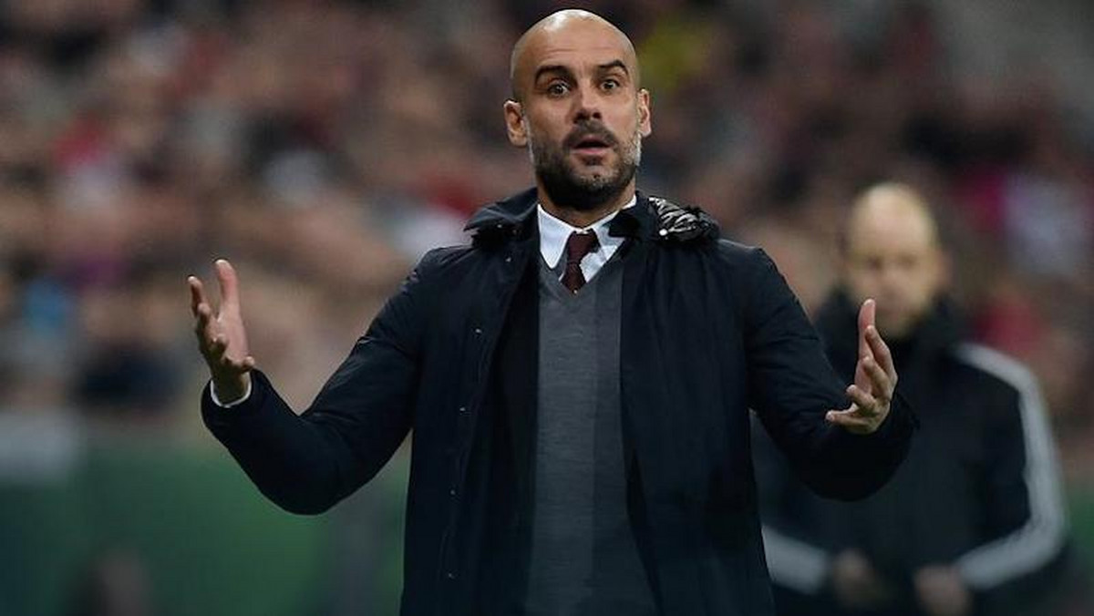 - Guardiola to mistrz taktyki, potrafi całymi dniami analizować grę, ale przez to zapomina o relacjach międzyludzkich. W Bayernie nie rozmawiał z piłkarzami, izolował się - powiedział Ottmar Hitzfeld na łamach szwajcarskiego dziennika "Blick". Słowa te szybko obiegły niemieckie media. To kolejny cios w Guardiolę. Kolejny raz ktoś obnaża trenera, którego obnażyć podobno nie sposób.