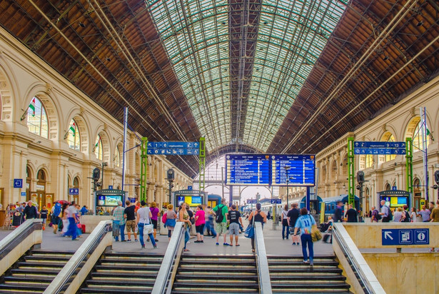 Zamknięty dworzec w Budapeszcie, napięta sytuacja w Austrii