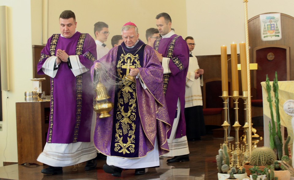 Abp Marek Jędraszewski w Warszawie oraz demonstrujący jego przeciwnicy