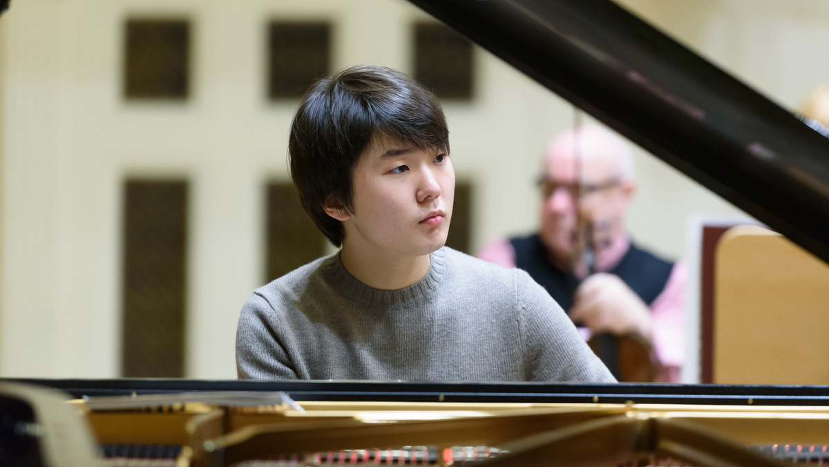 Koreańczyk Seong-Jin Cho, zwycięzca tegorocznego XVII Międzynarodowego Konkursu Pianistycznego im. Fryderyka Chopina, wystąpi w niedzielę w Filharmonii Krakowskiej. Będzie to ostatni w tym roku punkt na europejskiej trasie koncertowej artysty.