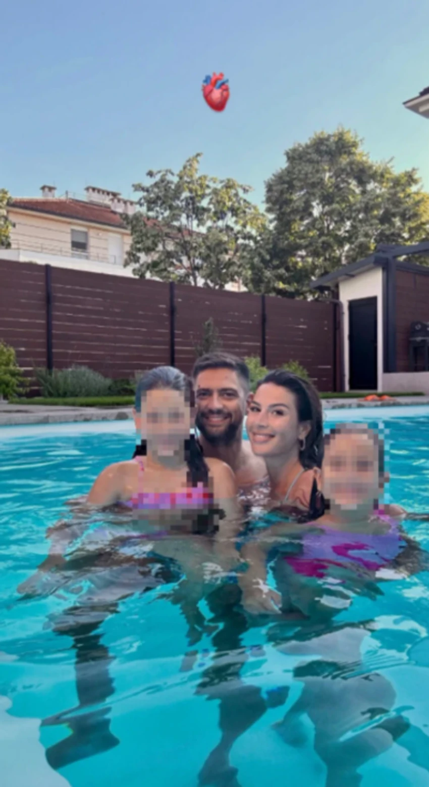 Ena sa mužem i ćerkama