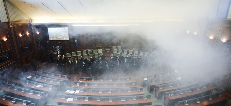 Opozycja rozpyliła gaz w parlamencie Kosowa. Chce powstrzymać porozumienie z Serbią. ZDJĘCIA