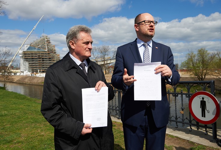 Prezydent Gdańska Paweł Adamowicz (P) i przewodniczący Rady Miasta Gdańska Bogdan Oleszek (L) z aktem notarialnym gruntu pod budowę Muzemum II Wojny Światowej