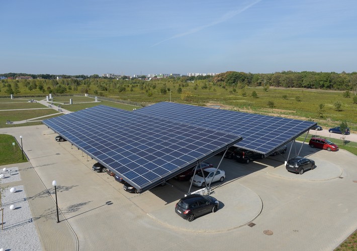 Centrum KEZO PAN ma spełniać dwojaka funkcję. Z jednej strony ma być centrum badawczym, ale też i instytucją ukierunkowaną na zastosowania badanych rozwiązań. <br>Na zdjęciu widać zadaszony parking z kolektorami słonecznymi, który znajduje się na terenie centrum w Jabłonnie. <br><br>(mr) PAP/Marcin Obara