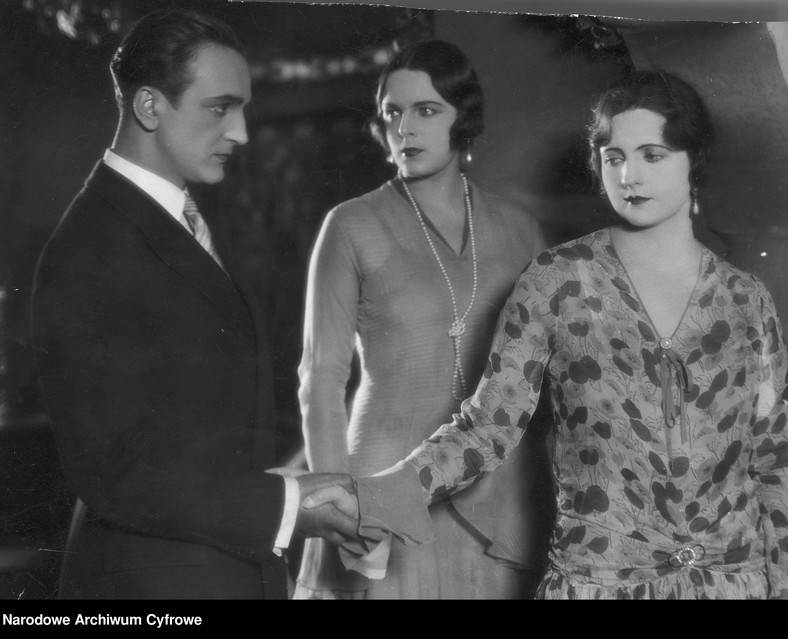 Jadwiga Smosarska (z pr.), Zofia Batycka i Tadeusz Wesołowski w filmie "Grzeszna miłość" (1929)