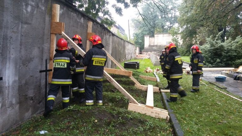 Strażacy zabezpieczają mur