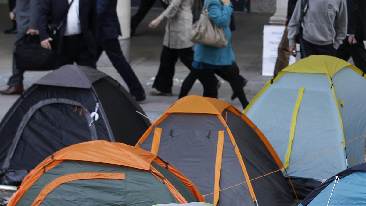 Ok. 200-500 osób spędziło drugą noc w kilkudziesięciu namiotach rozbitych na placu przed anglikańską katedrą św. Pawła protestując przeciwko ekscesom finansjery pod hasłem OccupyLSX (Okupuj Giełdę).