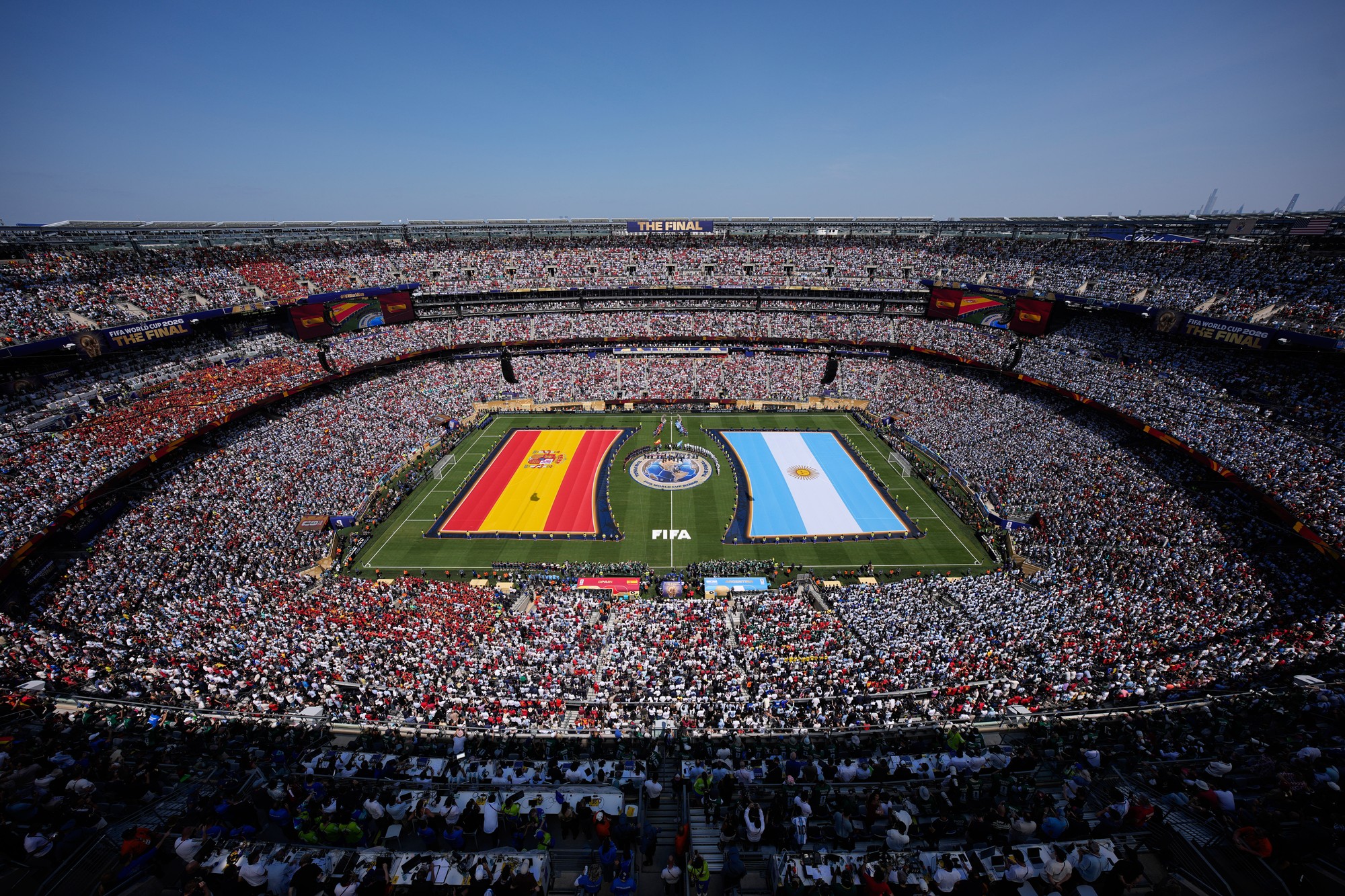 Španielska a argentínska vlajka pred začiatkom finálového zápasu na MS vo futbale 2026. 