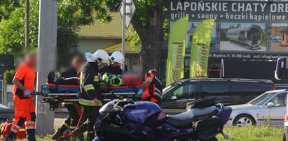 Motocyklista wpadł pod autobus. Walczy o życie w szpitalu