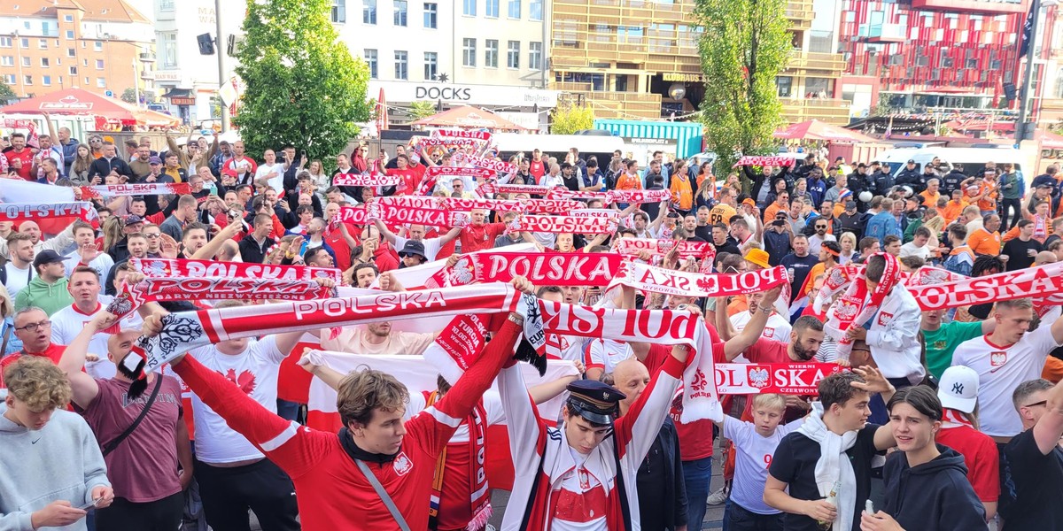 Kibice reprezentacji Polski w Hamburgu.