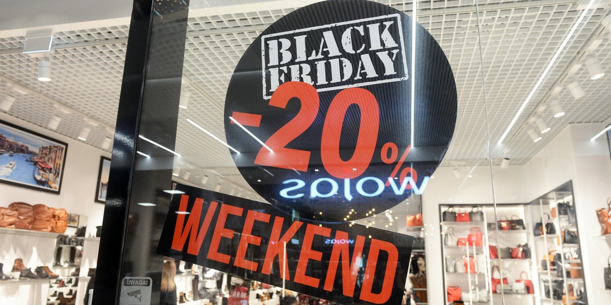 Choć przed sklepami nie ustawiają się już takie kolejki jak kilka lat temu na otwarciu hipermarketu, to sprzedawcy przyznają, że w czasie Black Friday mają pełne ręce roboty. Warto wiedzieć, jakie prawa mają konsumenci.