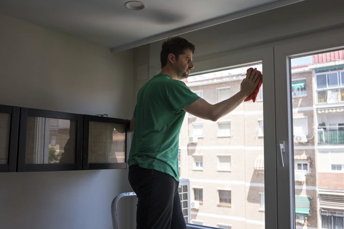 Prozore prati ranom zorom ili kad je oblačno