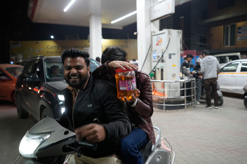 Stanovnici Srinagara u Indiji kupuju zalihe goriva u strahu od mogućih nestašica zbog rata u Iranu