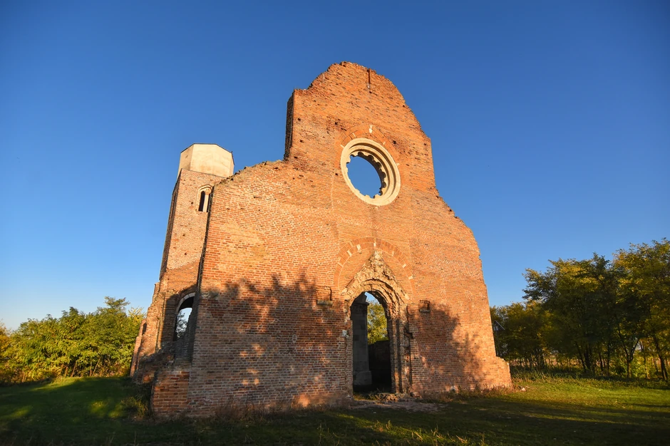 Postoji legenda da je Atila, zvani "Bič božji",  u ovom delu današnje Vojvodine kovao plan o zauzimanju tada prebogatog Sirmijuma