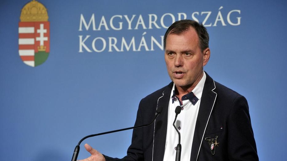 Szlávik János ismertette a koronavírus-fertőzés esetén kockázatos alapbetegségeket. / Fotó: MTI/Kovács Attila